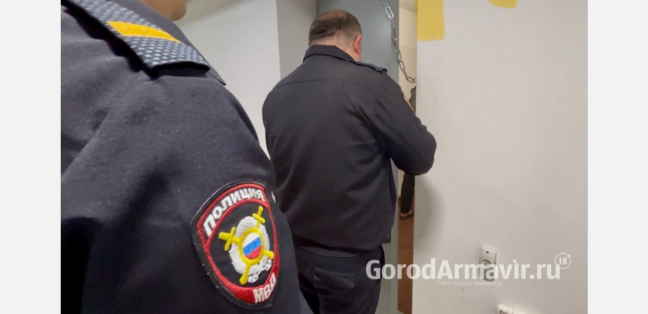 Грабитель сорвал 2 цепочки с шеи женщины прямо на улице Армавира