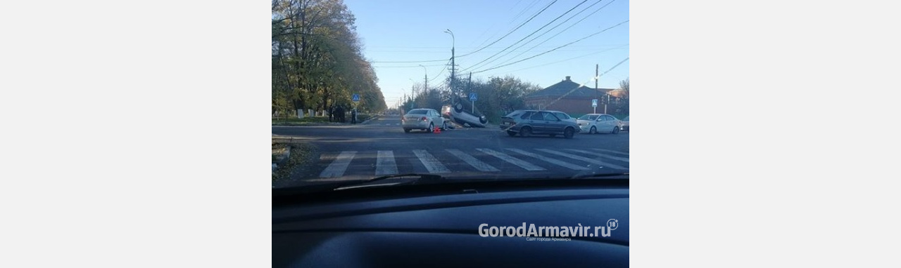 Иномарка перевернулась во время ДТП на перекрестке Кирова-Кропоткина в Армавире