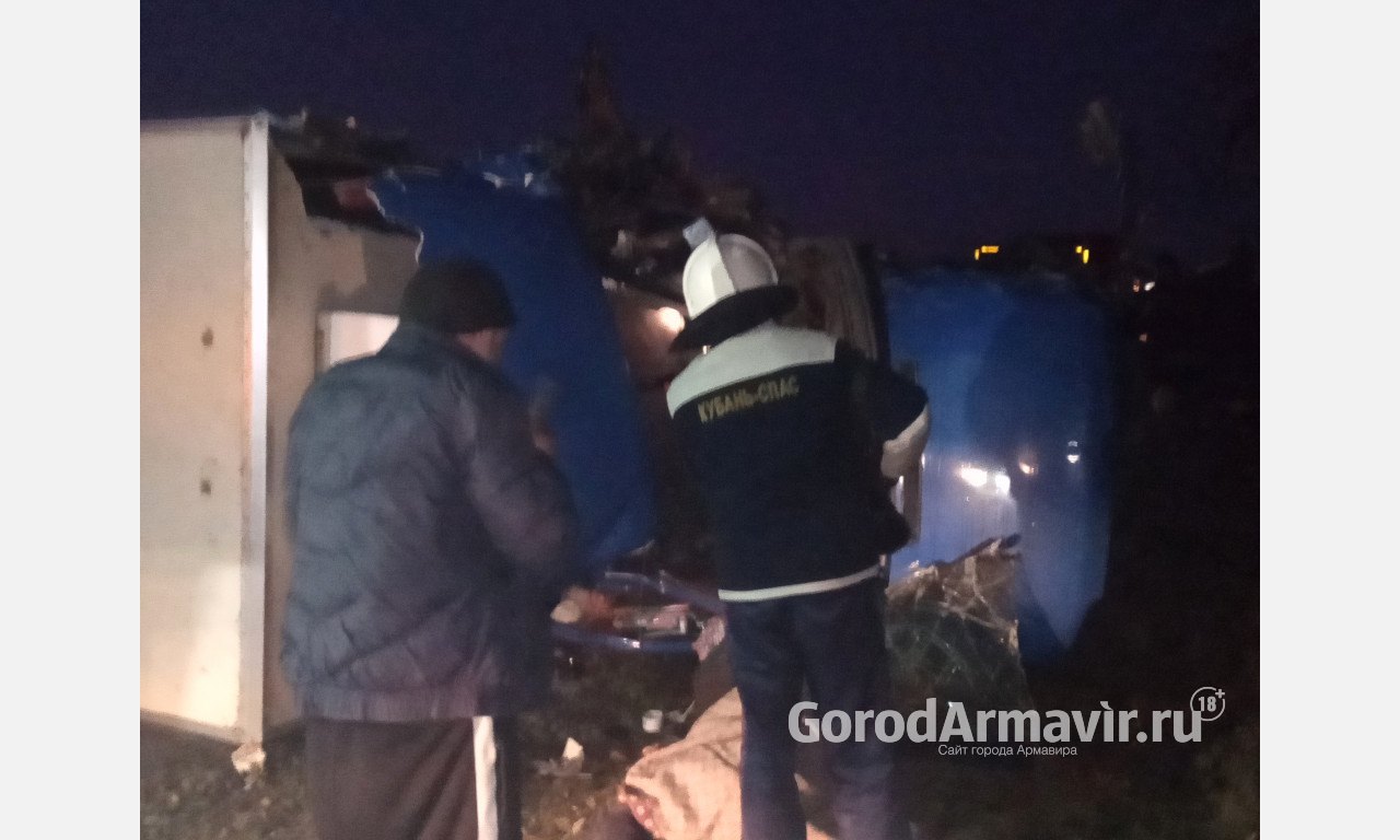 На трассе под Армавиром спасатели помогли попавшим в ДТП водителям 