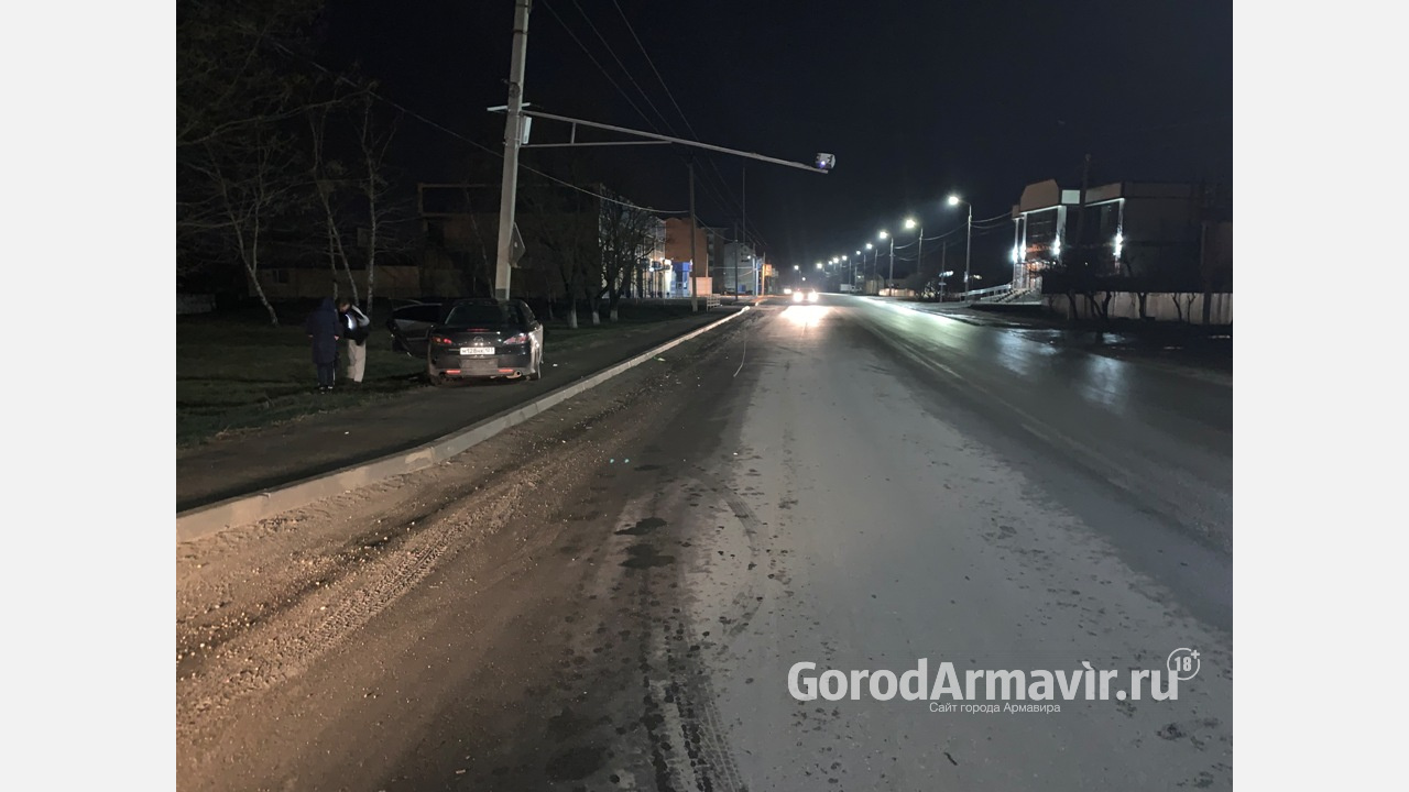Иномарка врезалась в столб на улице Каспарова в Армавире 