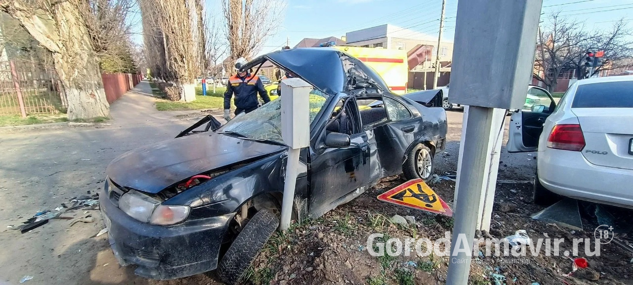 Спасатели деблокировали пострадавших при ДТП возле школы № 9 в Армавире 