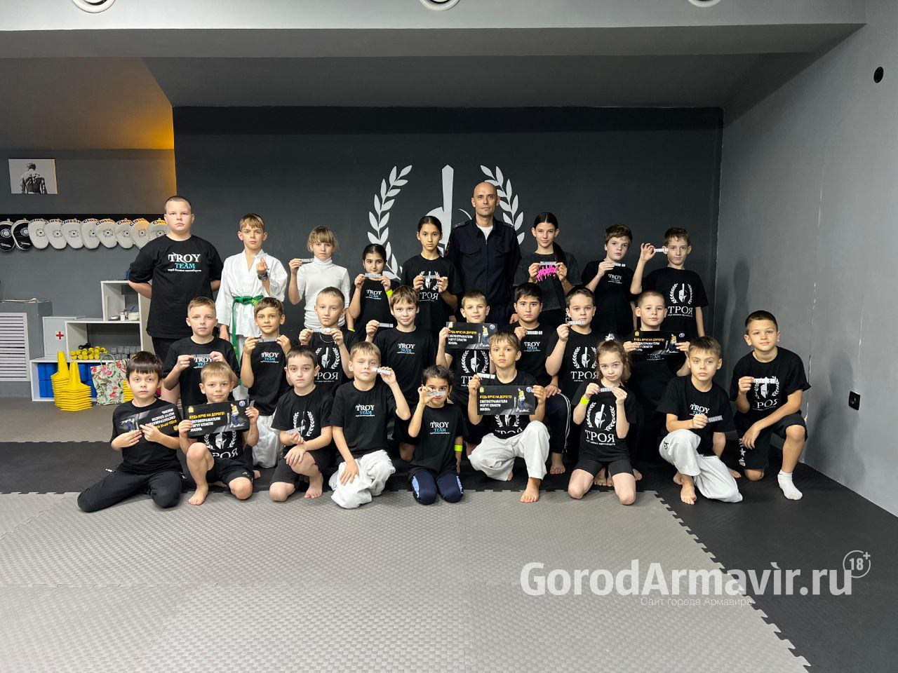 В Армавире Госавтоинспекторы провели акцию «Стань ярче!» для воспитанников клуба единоборств 