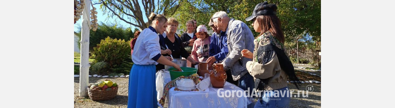 Артисты Армавира накормили 100 гостей борщем на фестивале "День станицы Атамань"
