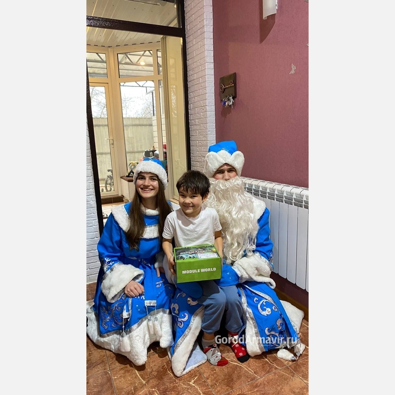 В Армавире в рамках акции «Доброёлка» вручили подарки маленьким жителям города 