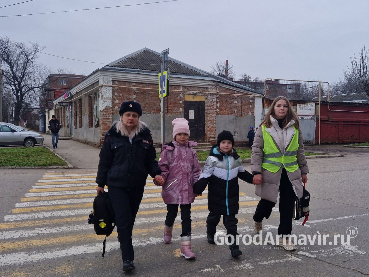 Сотрудники Госавтоинспекции Армавира вместе с «Родительским патрулем»  школы № 8 провели акцию по ПДД