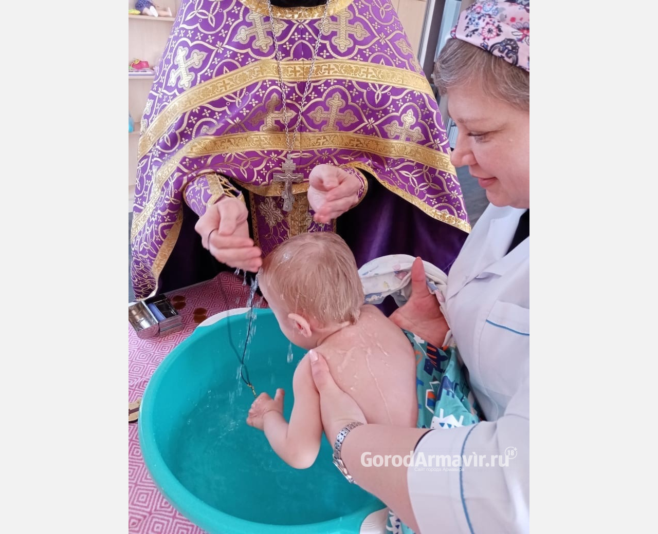 Иерей Армавирской епархии Арсений Рощин покрестил 6 воспитанников «Дома ребенка»