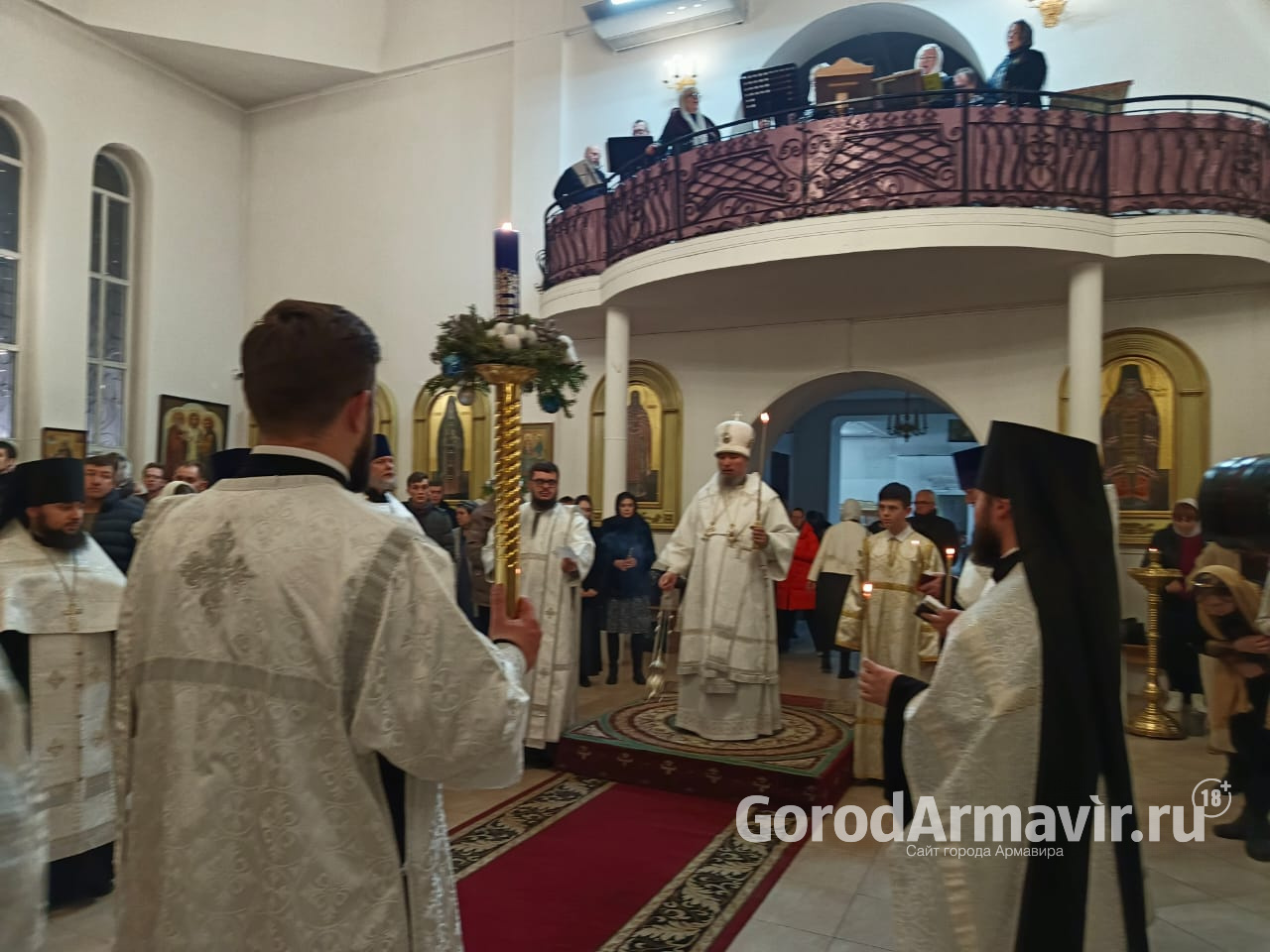 В Армавире Божественную литургию в ночь на 19 января совершил митрополит Кубанский Василий
