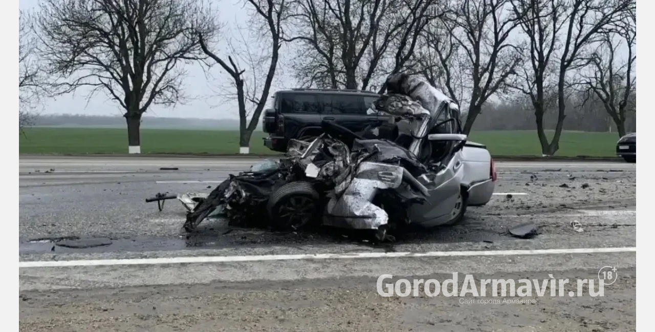 Залетевший под фуру 27-летний водитель «Приоры» погиб на трассе под Армавиром 