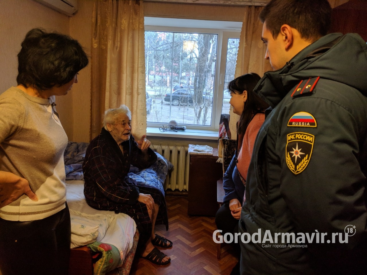 В Армавире сотрудники МЧС навестили ветеранов Великой Отечественной войны