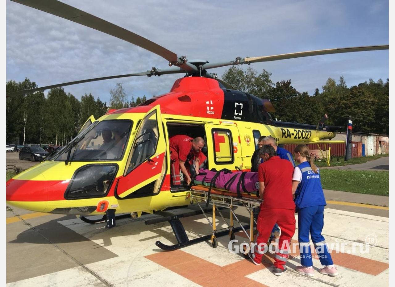 Вертолет санавиации доставил 2 пострадавших в ДТП людей из Армавира в Ставрополь 
