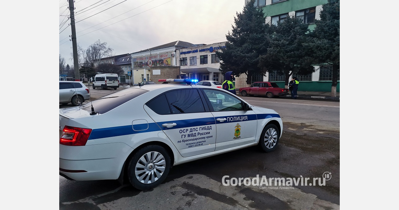 В Армавире  неаккуратный водитель протаранил припаркованную Mazda CX-5 и скрылся 