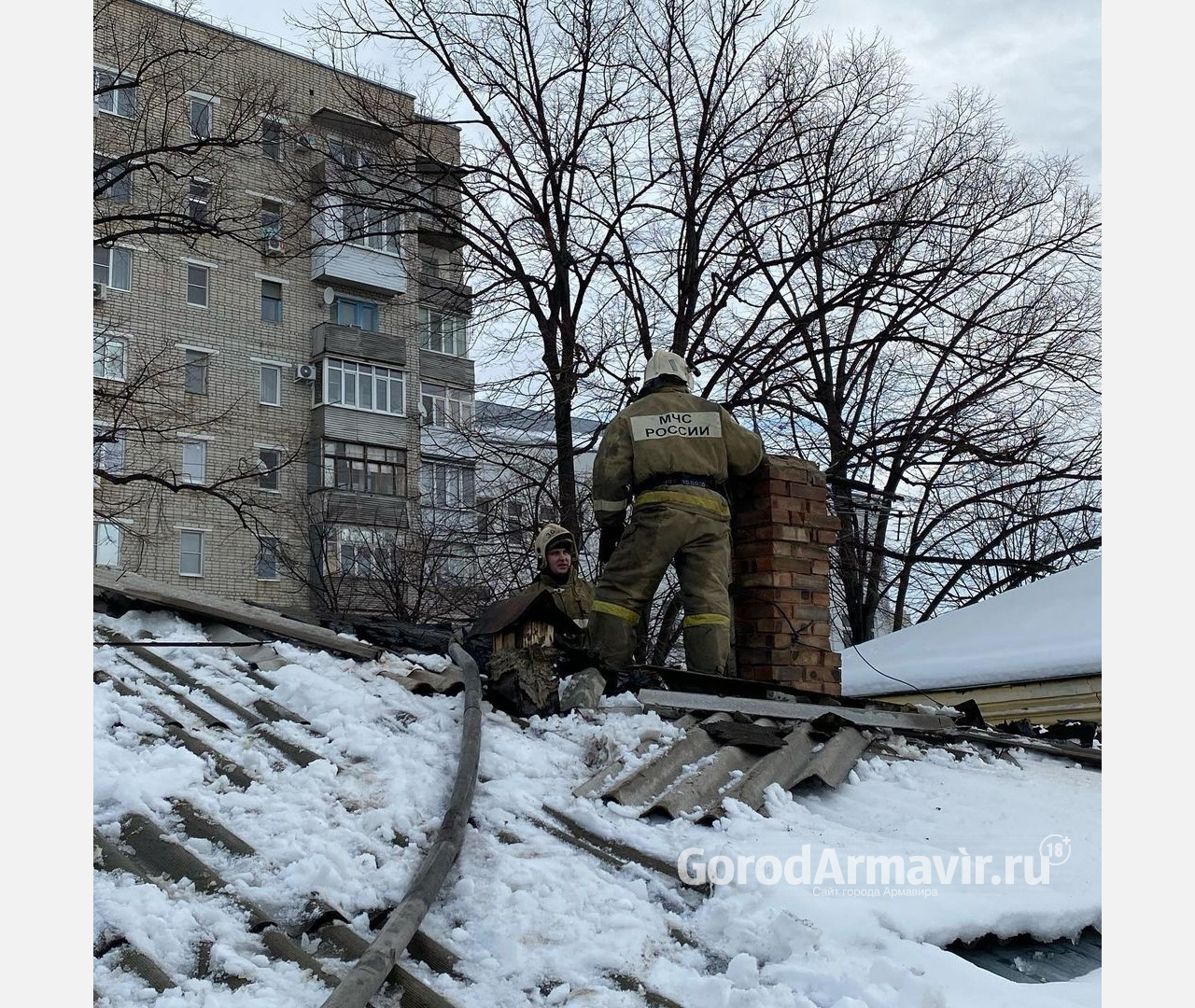 В Армавире 9 огнеборцев тушили загоревшийся чердак в доме на улице Ленина 
