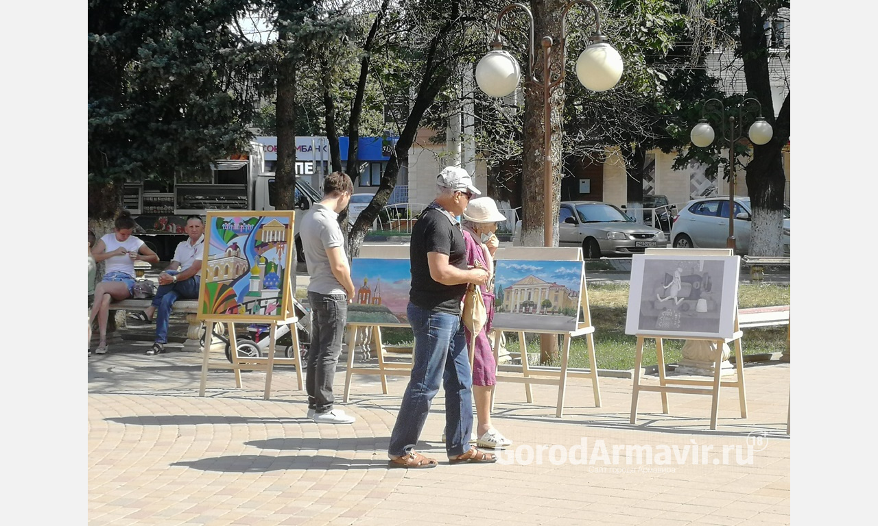 В День флага в Армавире прошли выставки фотографий и картин с триколором