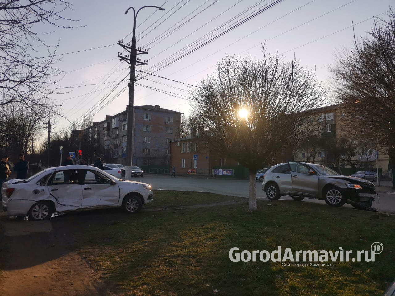 Два человека в больнице: лихач на Audi Q5 проехал на красный свет в Армавире 
