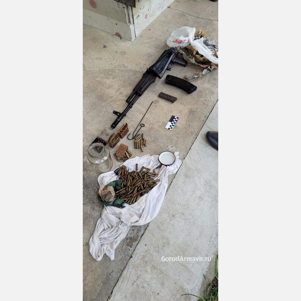 Полиция Армавира изъяла у местного жителя 32 тонны спиртосодержащей жидкости и оружие 