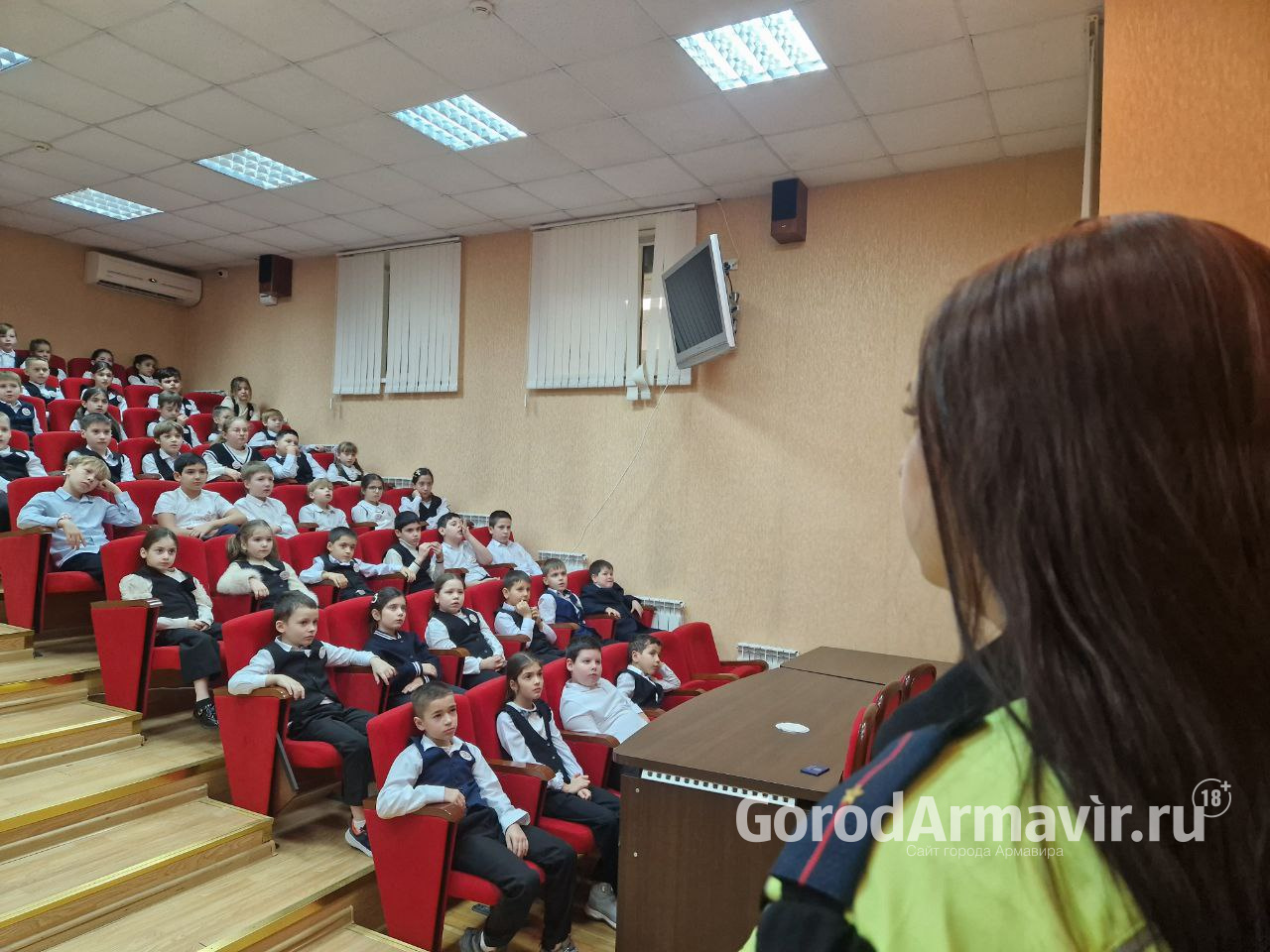 В Армавире полицейские рассказали школьникам о дорожных ловушках 