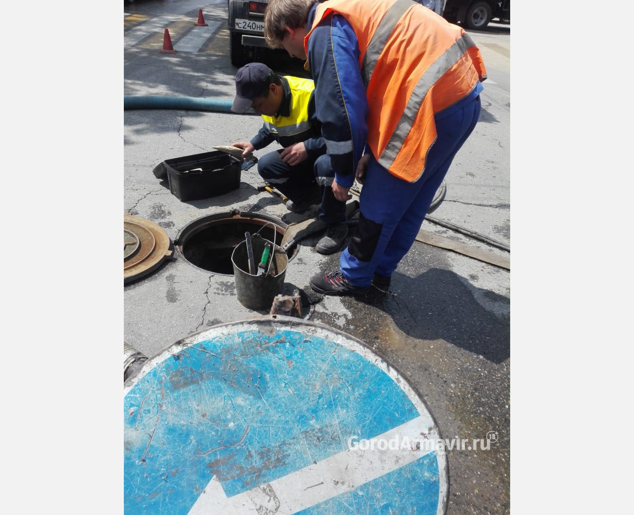 В Армавире бригада ремонтников устраняет порыв водопровода 