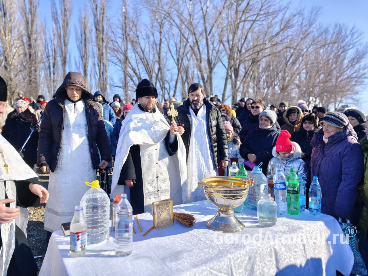 Жители Армавира приняли участие в крещенских купаниях на берегу реки Кубань 