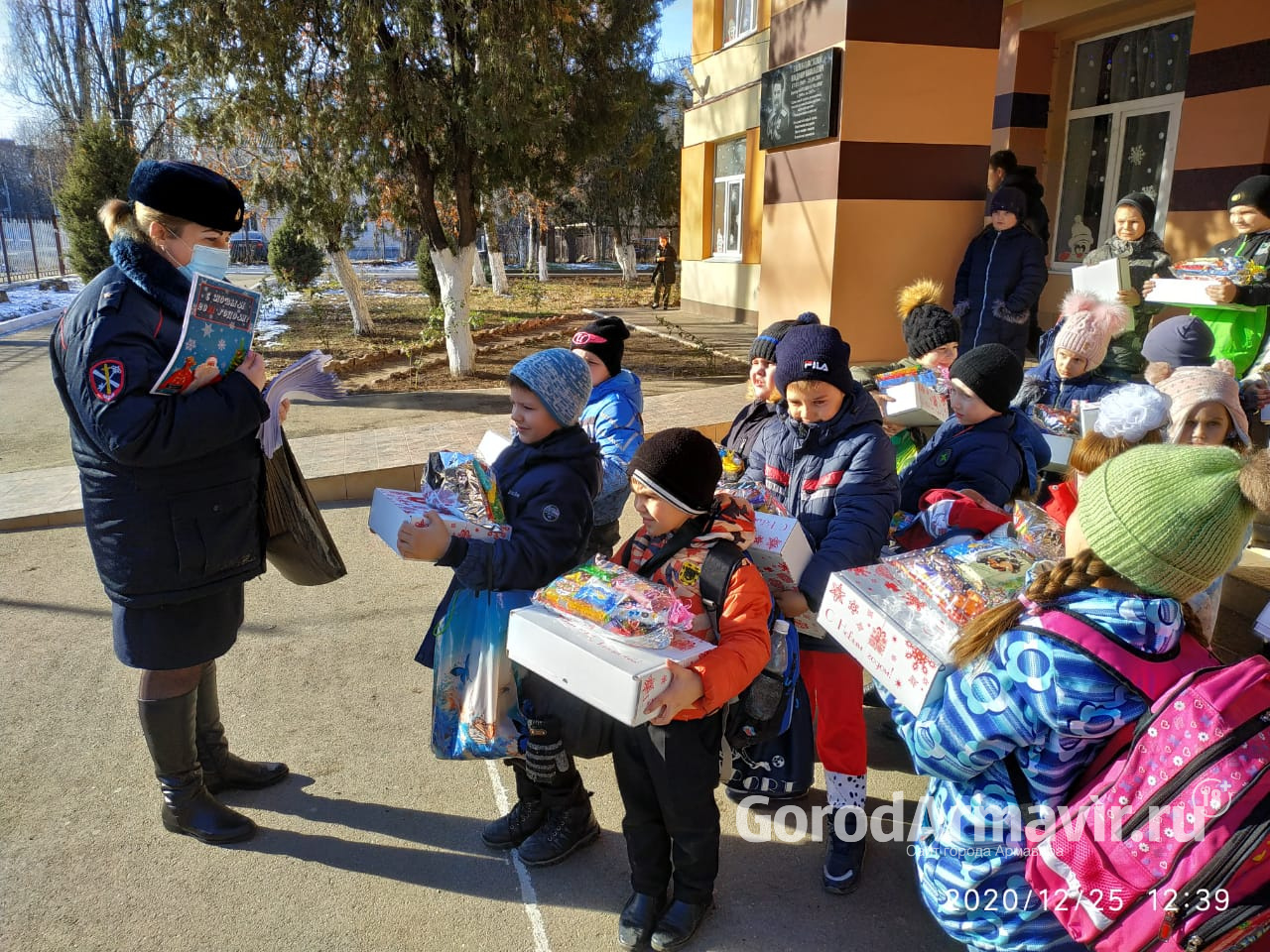 В Армавире полицейский Дед Мороз вручил подарки учащимся школы-интерната 
