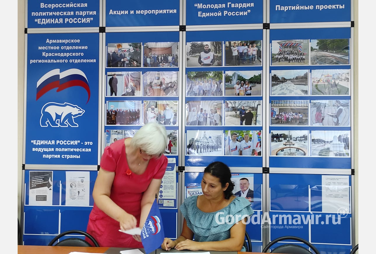 В Армавире партия «Единая Россия» в рамках акции «Собери ребенка в школу» вручила 122 сертификата 