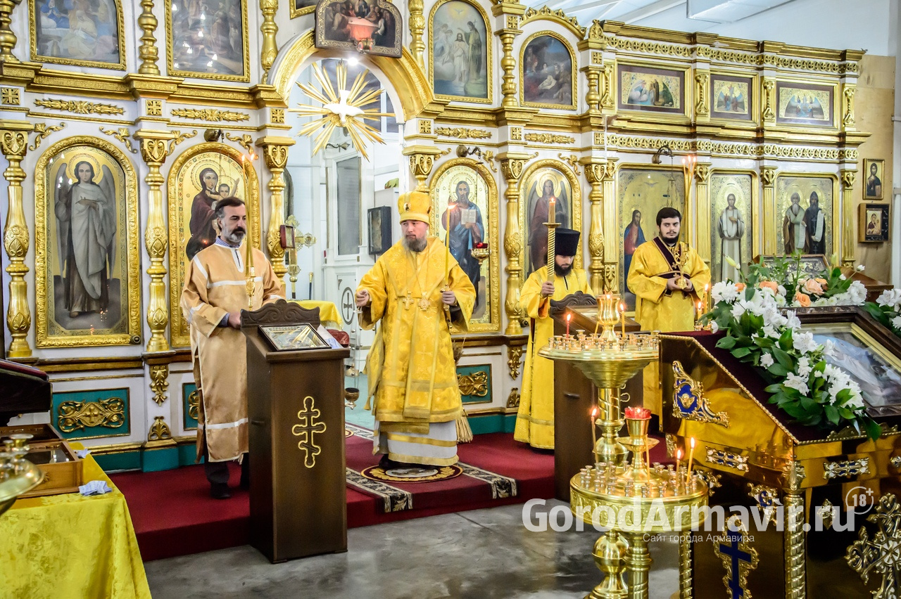 Епископ Армавирский и Лабинский Василий совершил Всенощное бдение в Троицком соборе Армавира