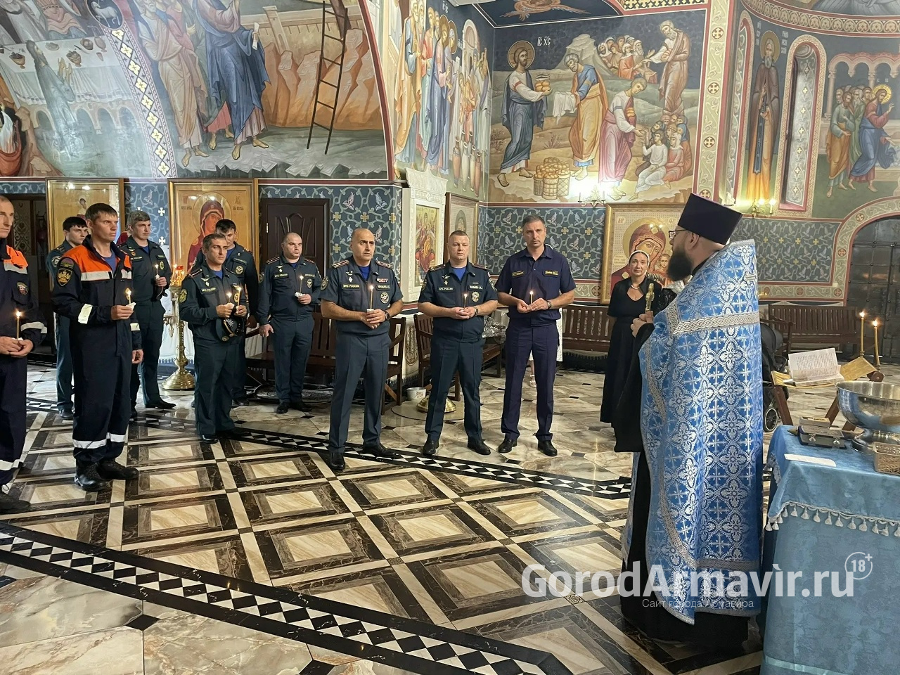 Спасатели и пожарные Армавира приняли участие в молебне в честь иконы «Неопалимая Купина»