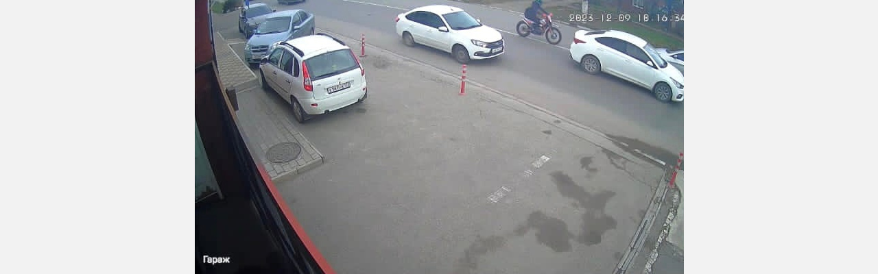 Мотоциклист врезался в Hyundai Solaris и скрылся с места ДТП в Армавире 