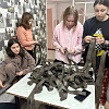 В Армавире студенты АИСТа изготавливают маскировочные сети для военных СВО 