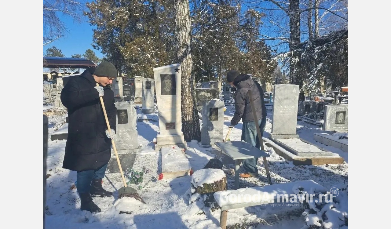 Добровольцы АТТС привели в порядок могилу воина-интернационалиста в Армавире 