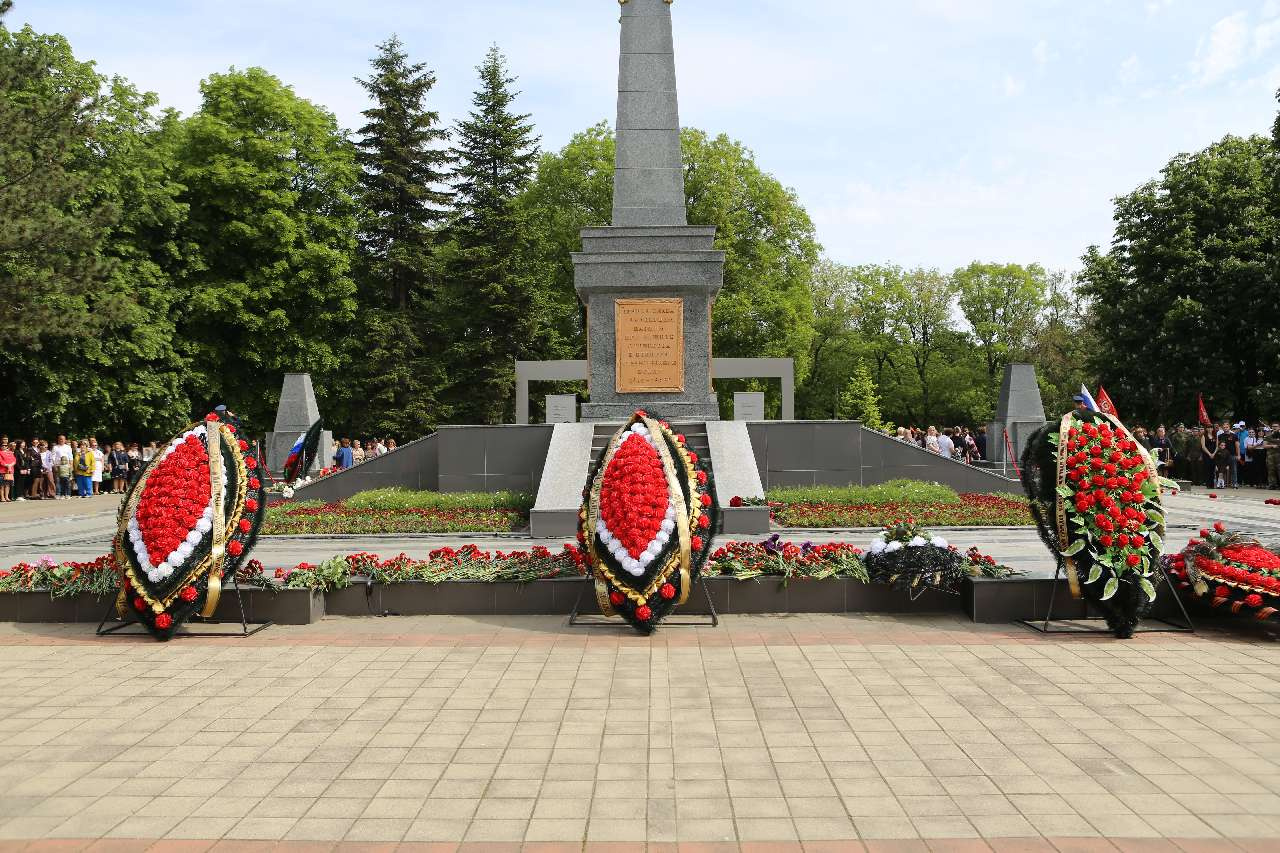 Помним и гордимся: в Армавире в парке Победы утром 9 мая  к мемориалу возложили цветы