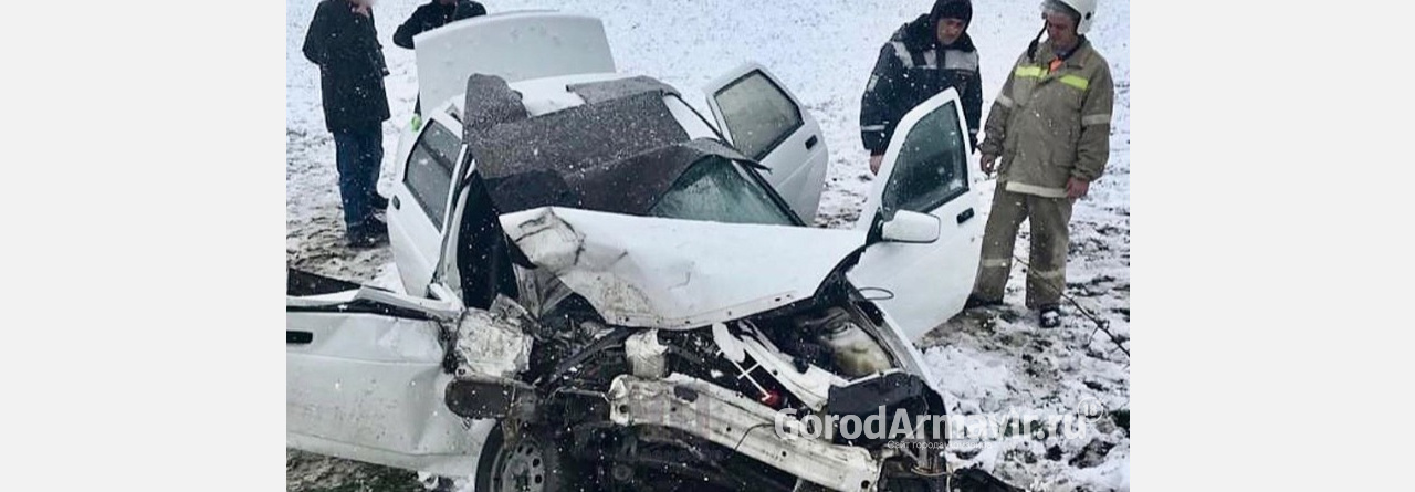 Двое в больнице: 18-летний водитель влетел в «Камаз» на дороге в  Курганинске 
