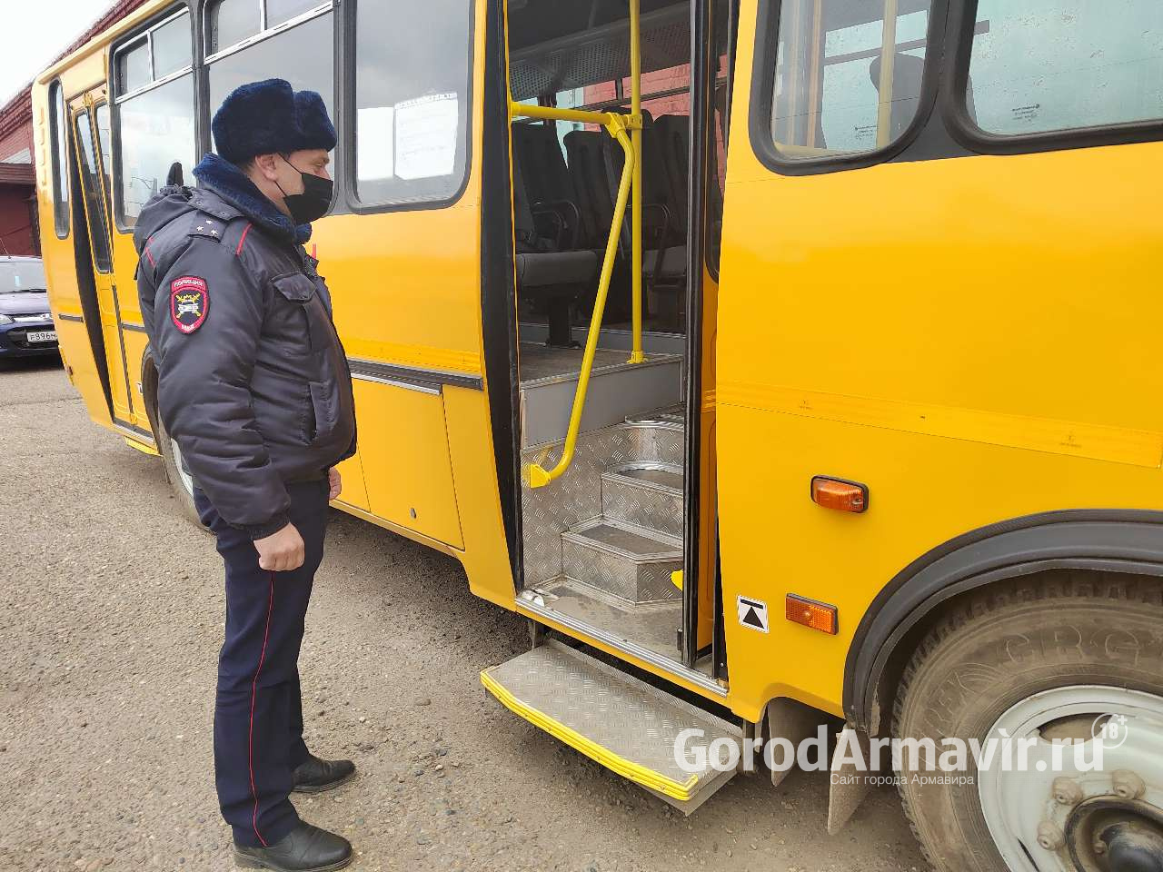 Автоинспекторы Армавира проверили школьные автобусы 