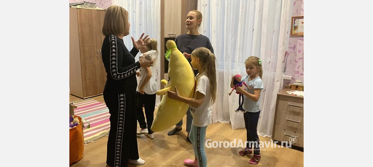 В Армавире актриса Евгения Дмитриева поздравила детскую деревню «Виктория» с днем рождения