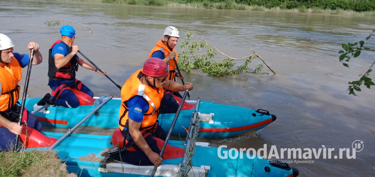 Беспилотник и 120 человек ищут унесенную течением девочку в реке под Армавиром