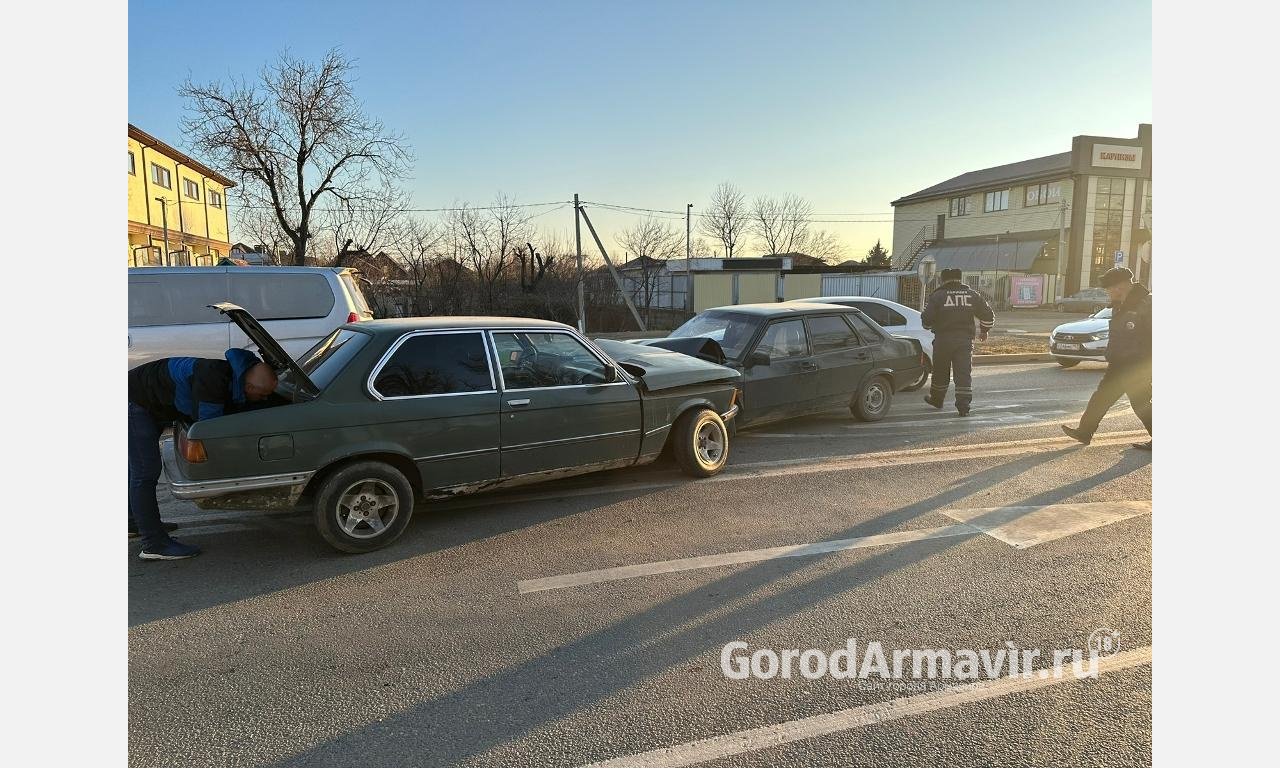 В Армавире при столкновении BMW и ВАЗ 21099  пострадала 15-летняя пассажирка