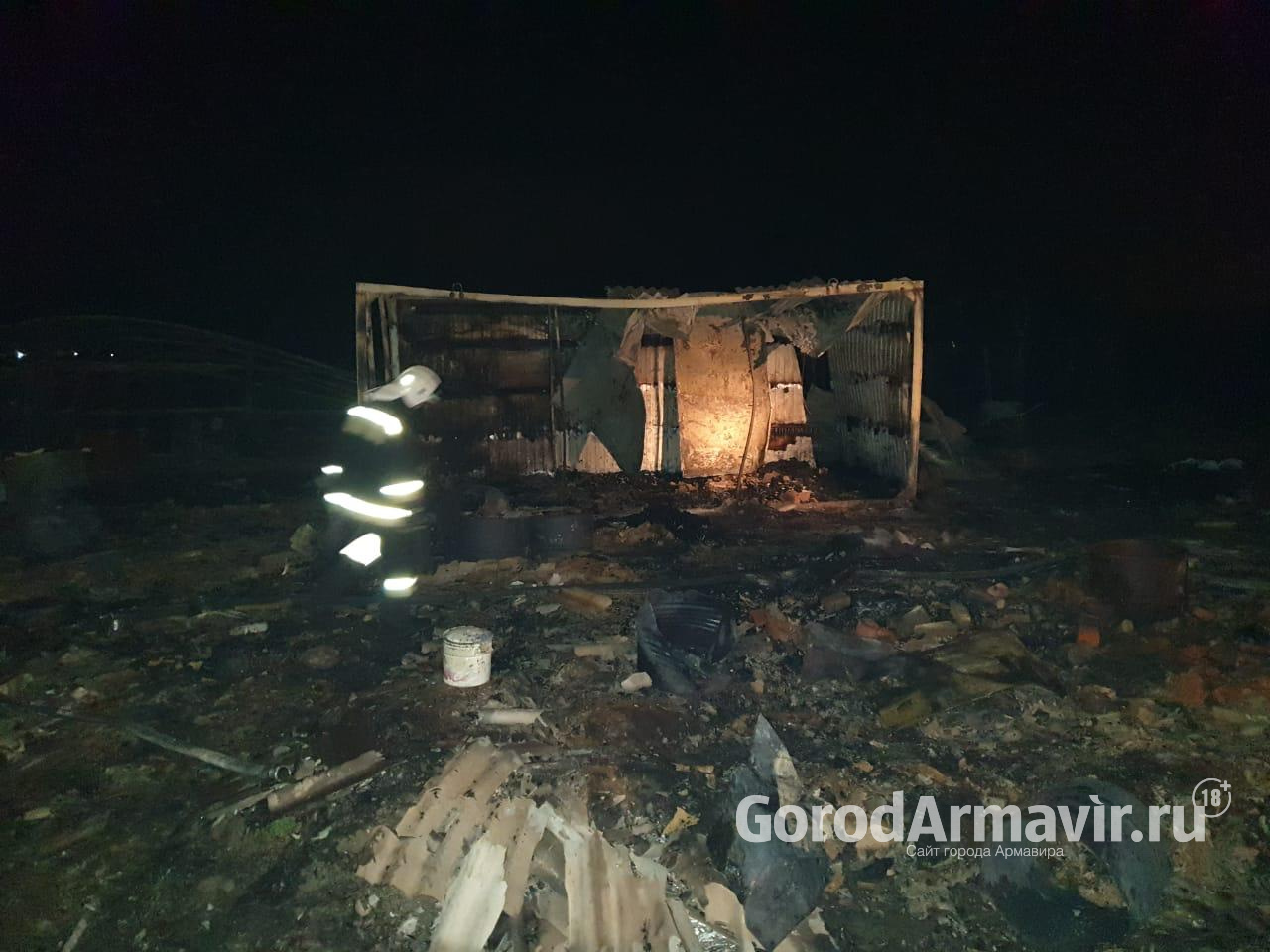 Четыре трупа нашли огнеборцы после тушения пожара в сарае на Кубани 