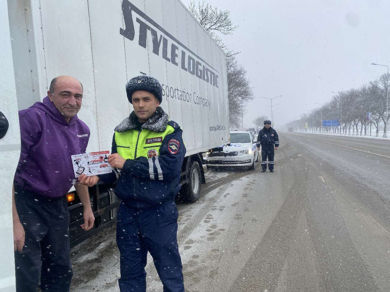 Более 100 листовок «Пять факторов дорожной безопасности» раздали автоинспекторы Армавира на ФАД «Кавказ»
