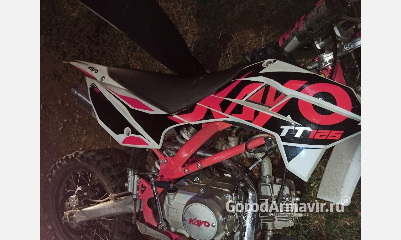 В Армавире 12-летний мотоциклист врезался в легковой автомобиль и сломал ногу 