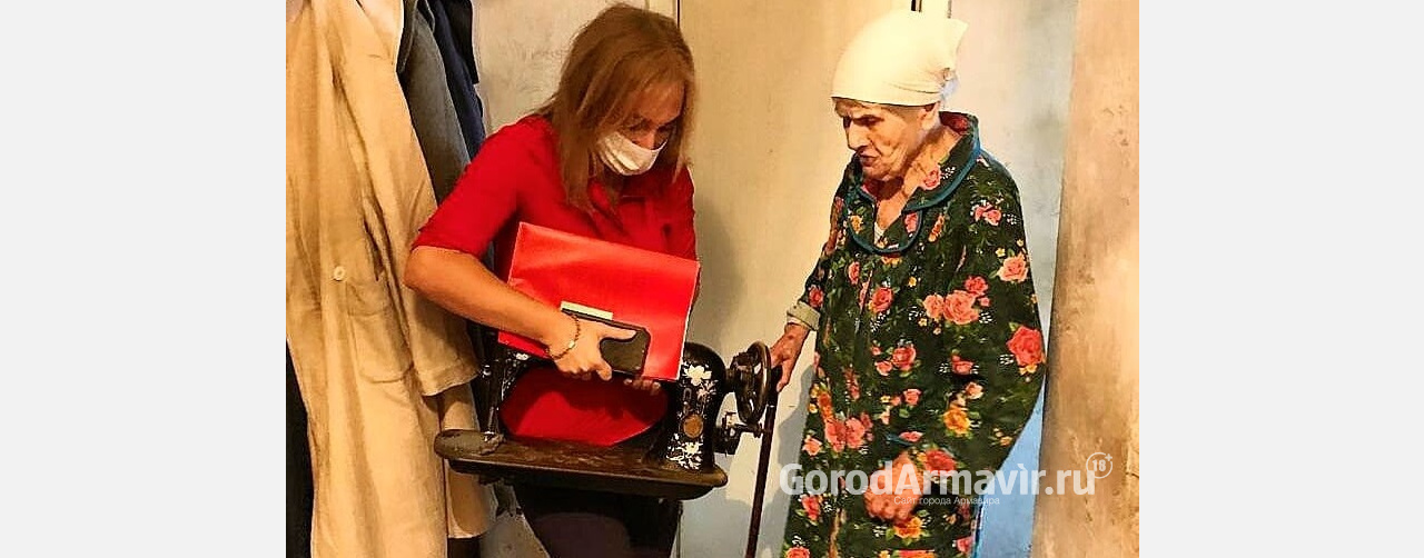 Жительница Армавира передала в фонды краеведческого музея швейную машинку фирмы "Pfaff"