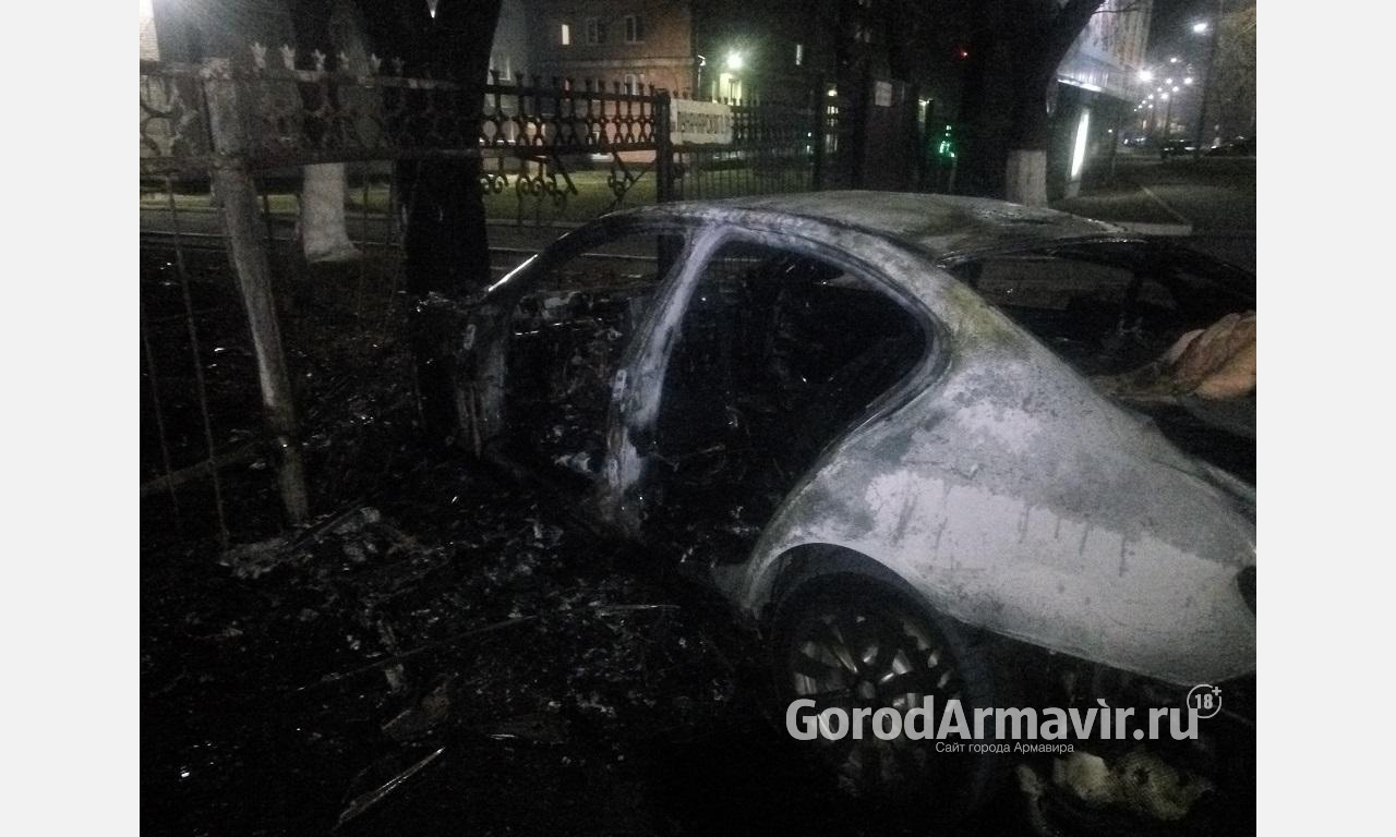 В Армавире 23-летний лихач на BMW врезался в забор и загорелся 