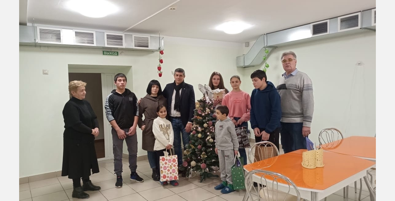 Студенты АГПУ передали 13 подарков для воспитанников Лениногорского детского дома