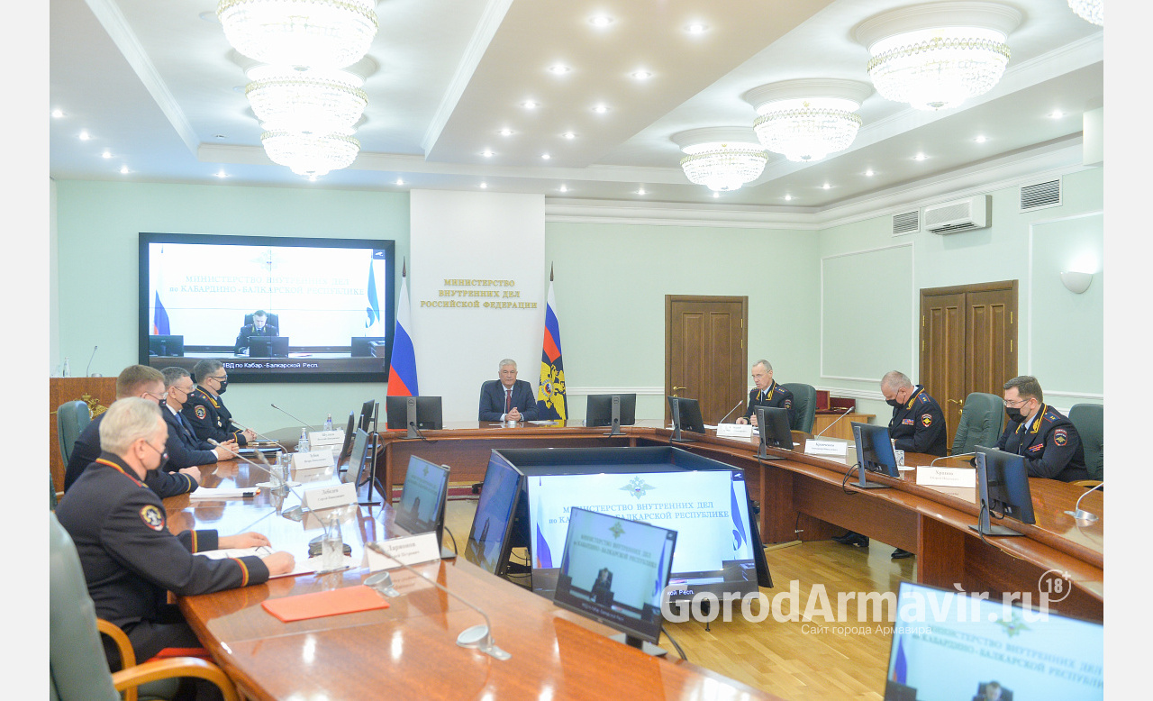 Владимир Колокольцев поздравил сотрудников центрального аппарата и территориальных органов МВД