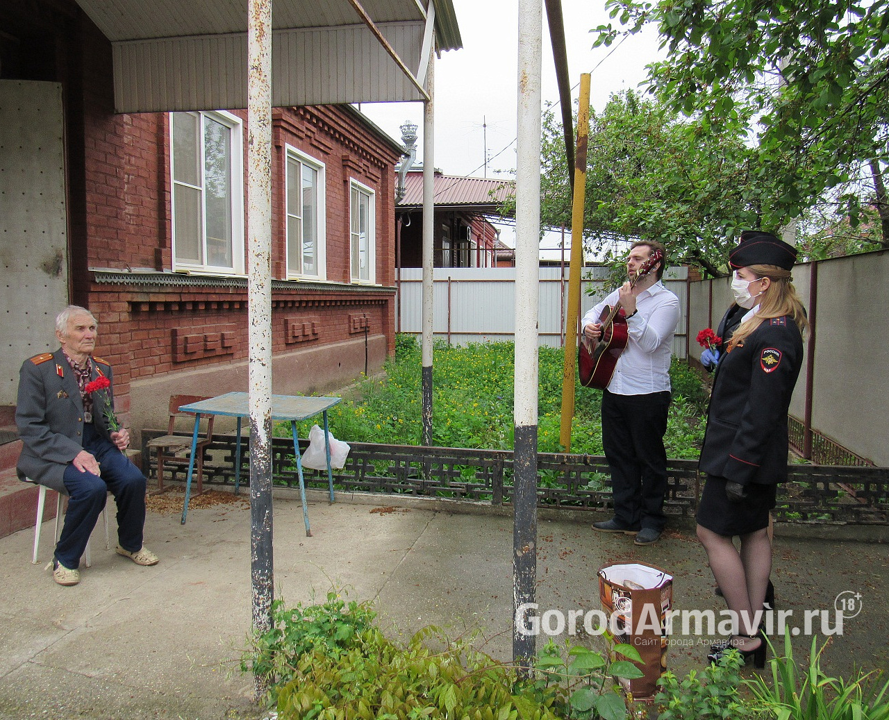 Полицейские Армавира поздравили ветеранов с праздником Победы