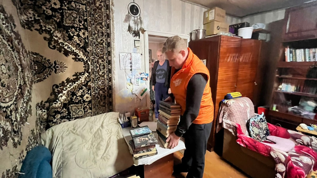 В Армавире волонтеры помогли пенсионерам вывезти более 150 кг макулатуры