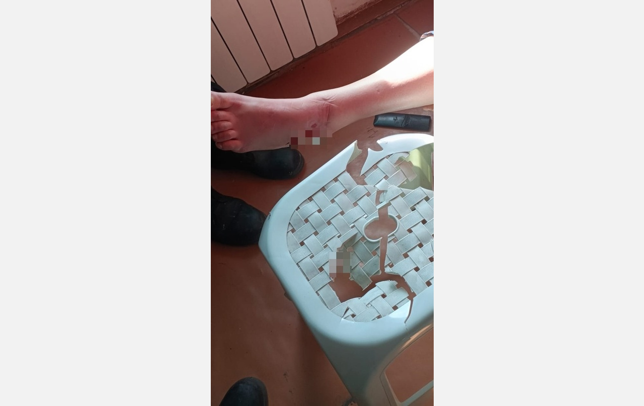 Женщина застряла в пластиковом стуле в Армавире 