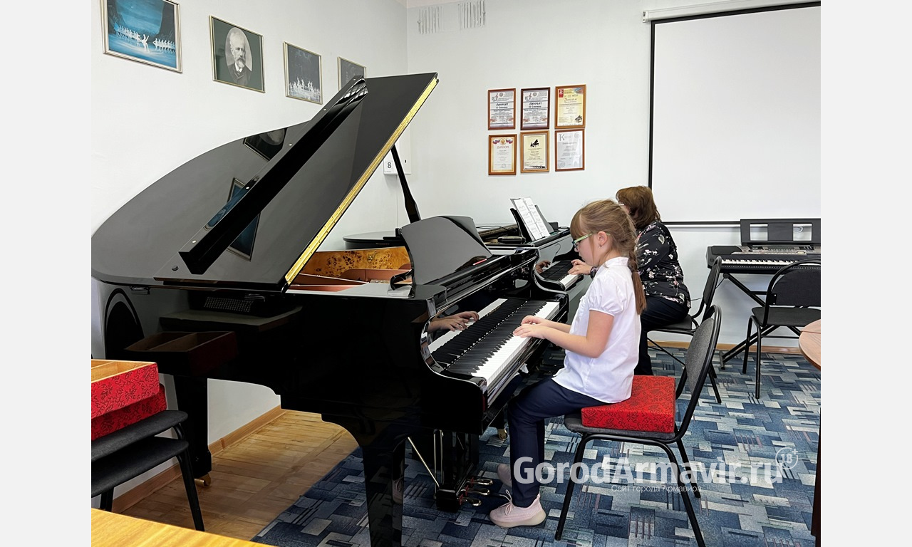 Специализированная музыкальная школа Армавира получила новый рояль и концертные музыкальные инструменты