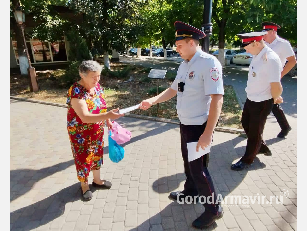 В Армавире полицейские и казаки раздали более 1000 листовок с информацией о мошенниках 
