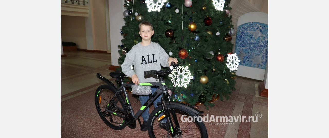 Депутат Госдумы из Армавира Андрей Дорошенко подарил велосипед 10-летнему Никите из ЛНР
