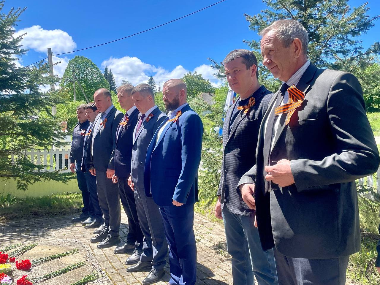 Депутаты Армавира возложили цветы к памятнику партизанскому отряду в селе Новопрохладное 