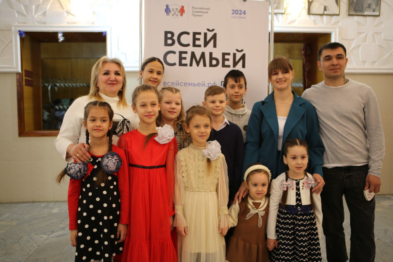 Семья Ларионовых из Армавира в рамках проекта «Всей семьей» посетила спектакль "Принцесса и садовница"